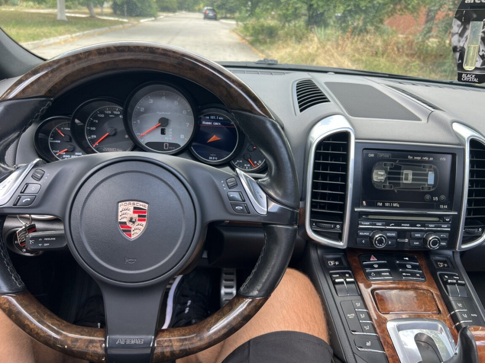 Porsche Cayenne 2010 an Bender Bender - fotografie 9