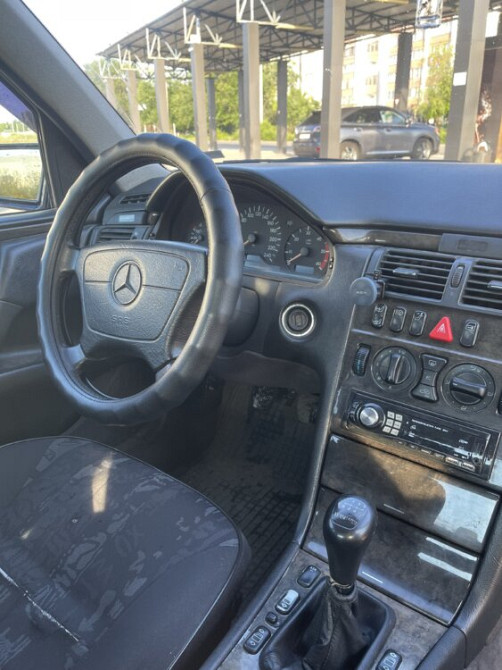 Mercedes E-Class 1998 an Parcani Parcani - fotografie 5
