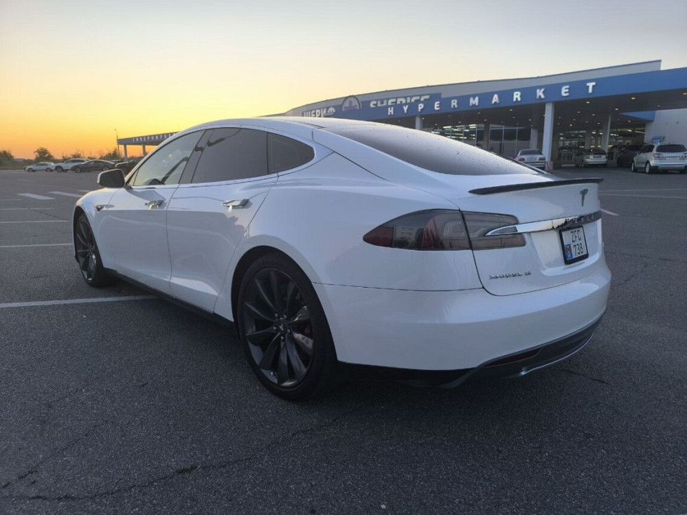 Tesla Model S 2013 год Бендеры Бендеры - изображение 1