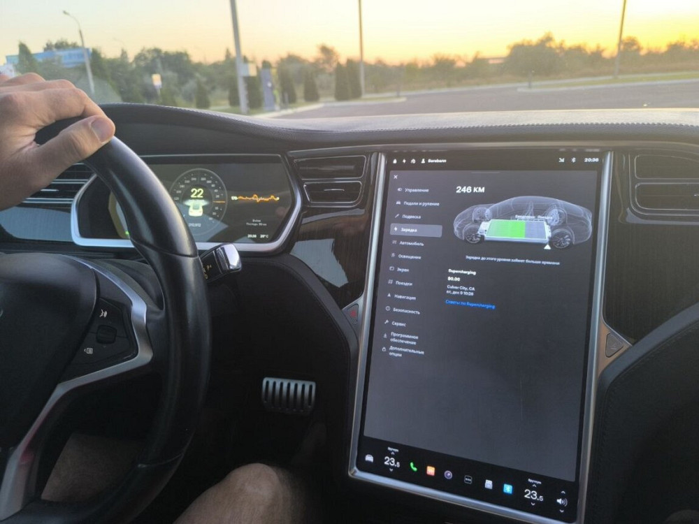 Tesla Model S 2013 год Бендеры Бендеры - изображение 2