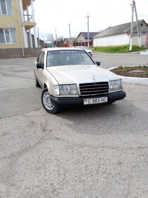Mercedes W124 1989 an Sucleia Sucleia - fotografie 1