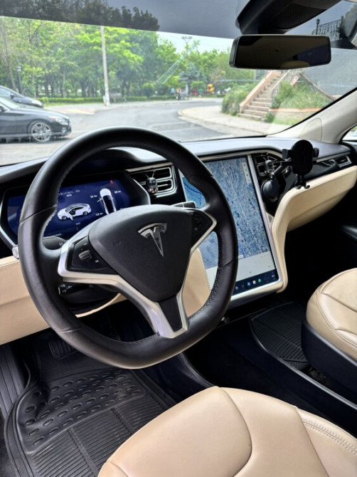 Tesla Model S 2015 an Tiraspol Tiraspol - fotografie 9